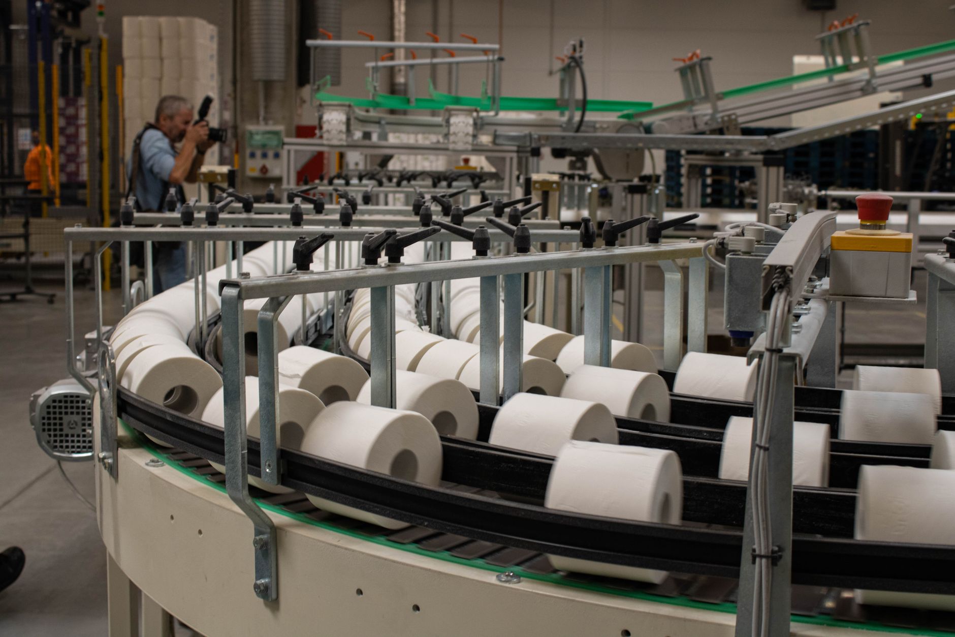 Why Cascades Inc. stock is sliding today