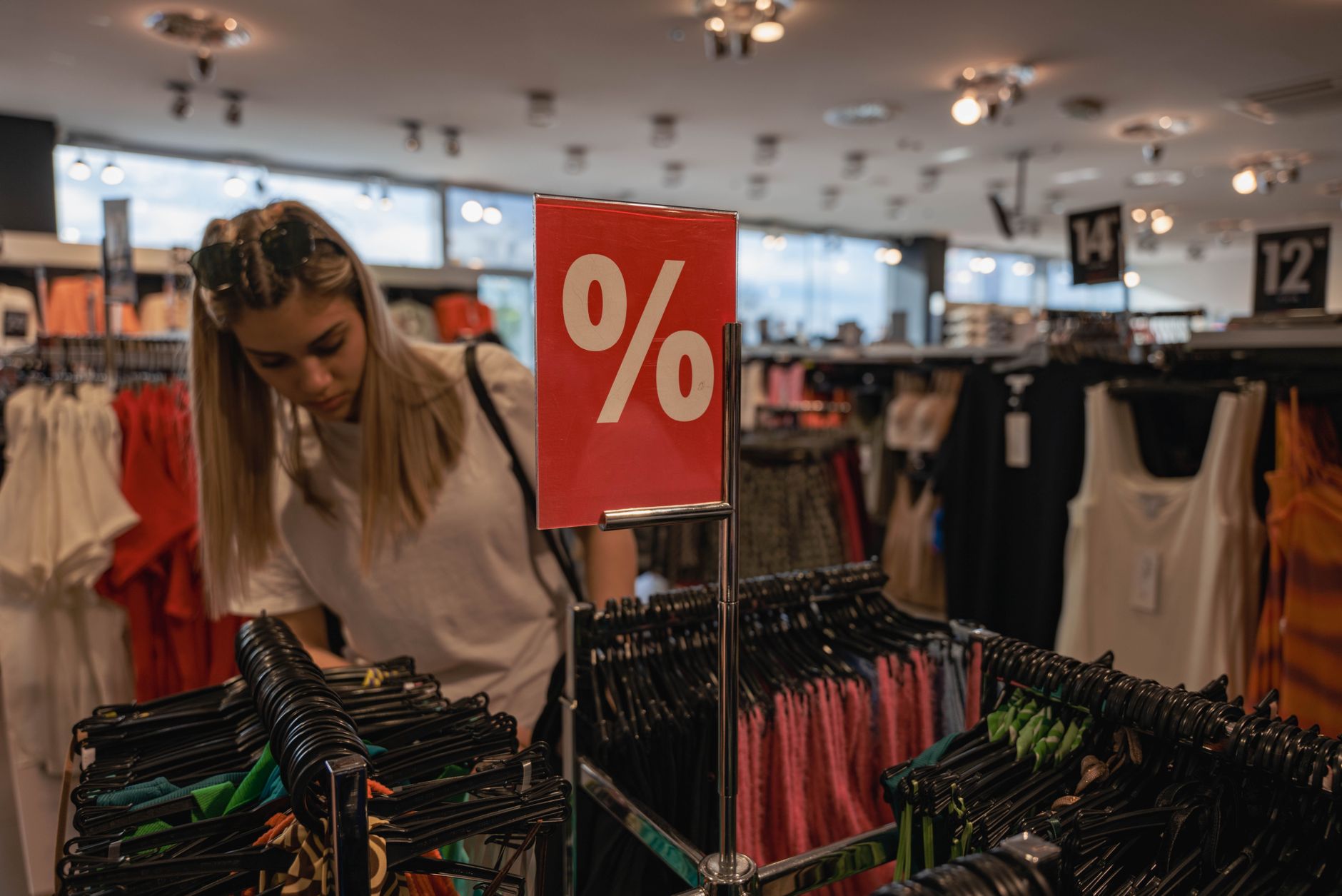 What's Going On With Dollarama Inc Stock Wednesday?