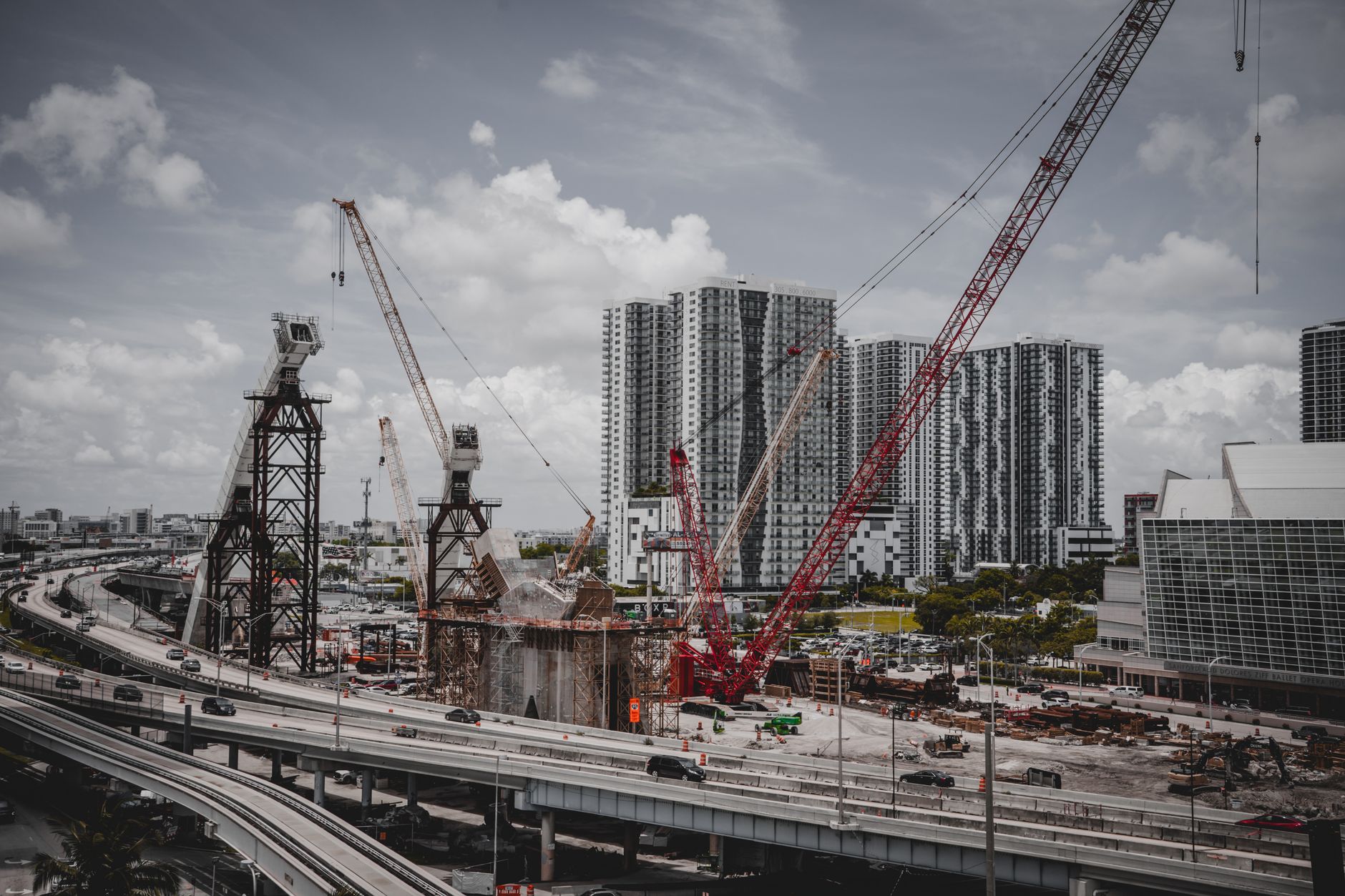 Why Brookfield Infrastructure Corp stock is tanking today