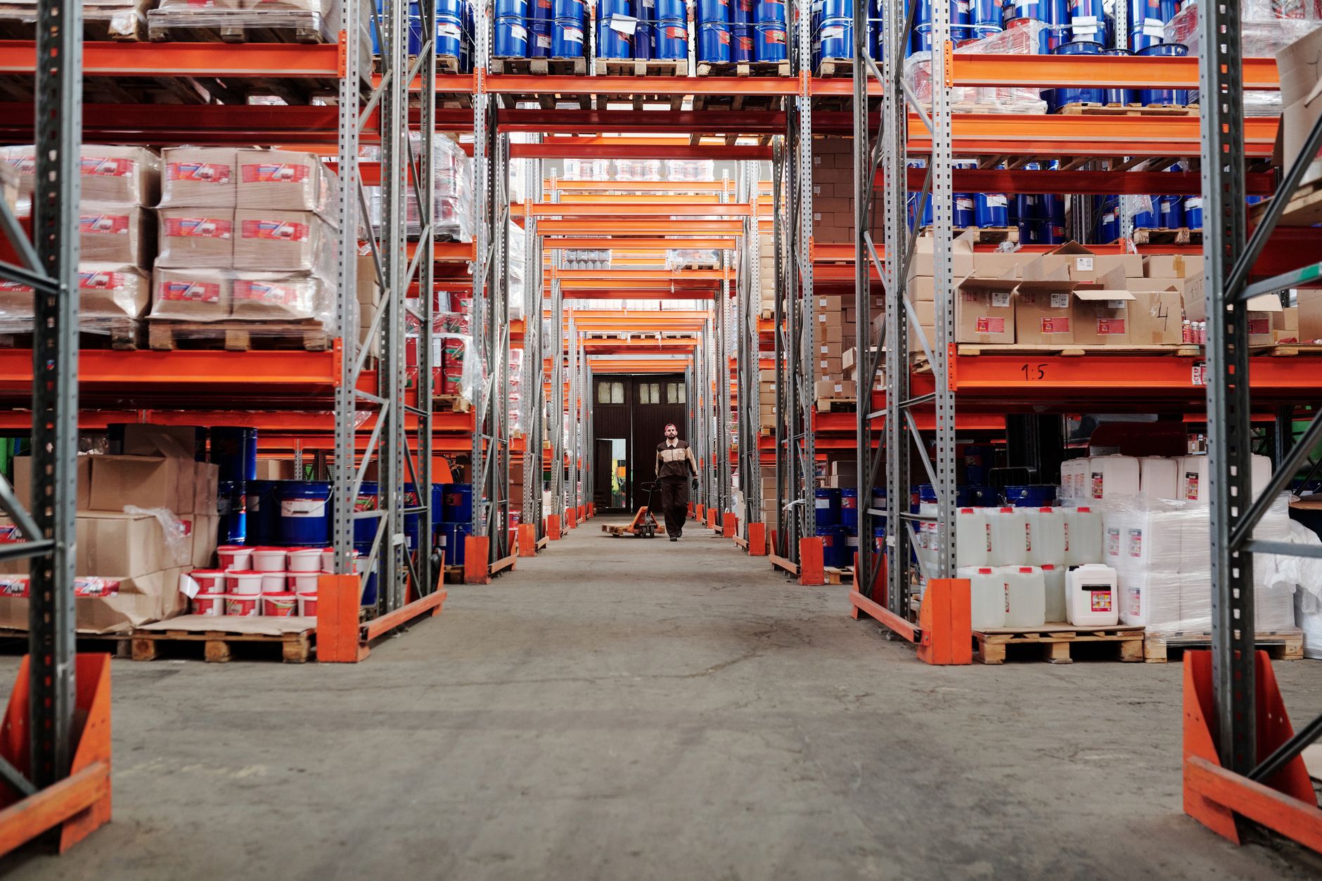 Fastenal Company in Focus: 2 S&P 500 Stocks to Research Further and 1 Facing Headwinds