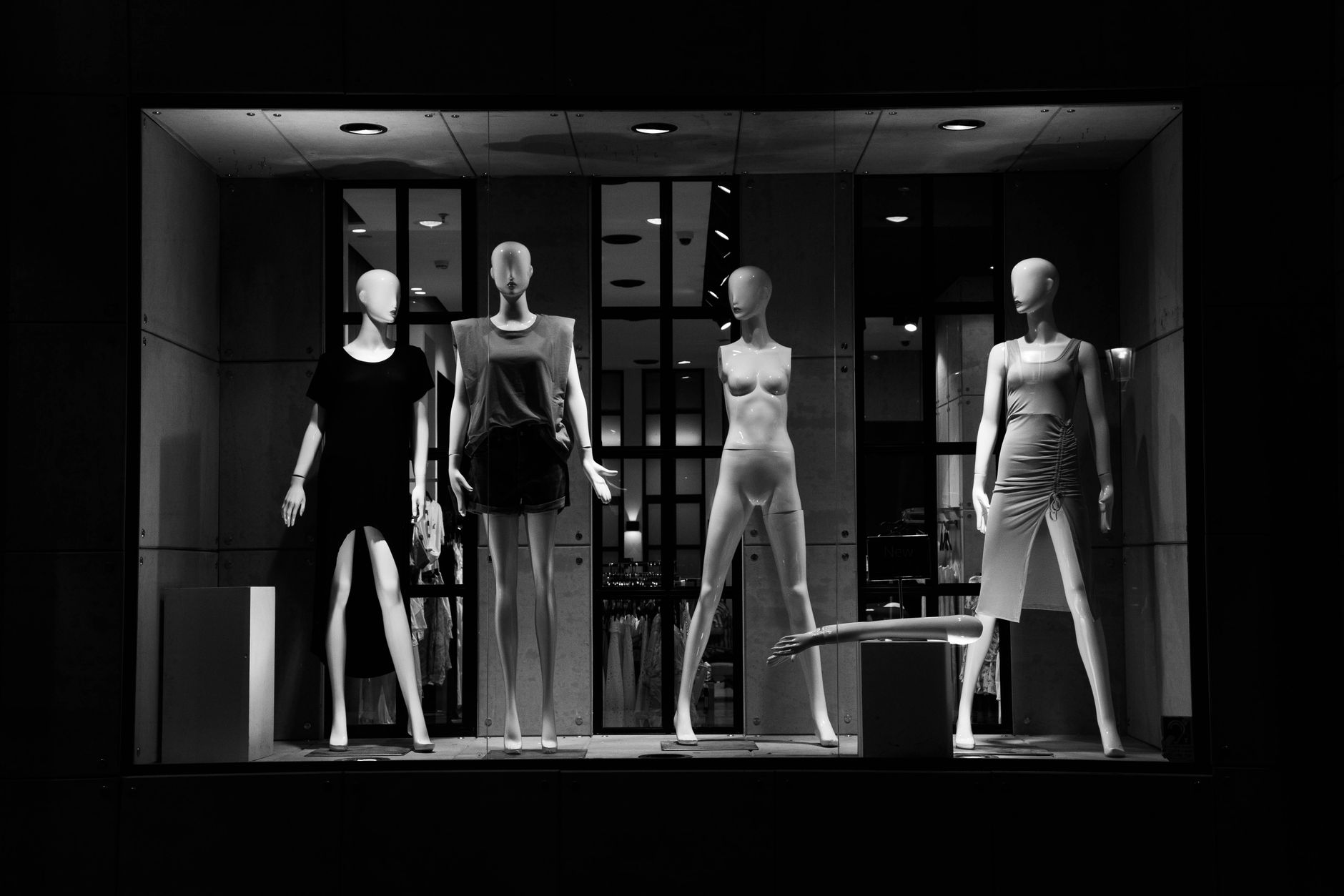 What's Going On With Aritzia Inc Stock Monday?