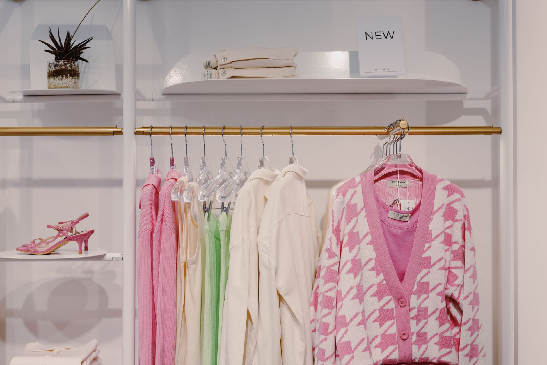 Why Aritzia Inc stock is sliding today